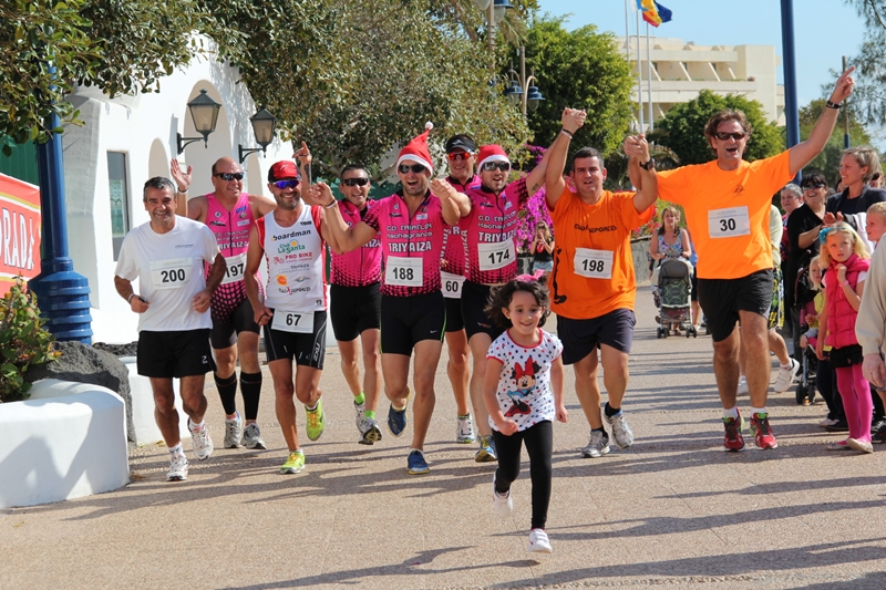 Grupo de participantes en la ‘San Silvestre Solidaria de Playa Blanca
