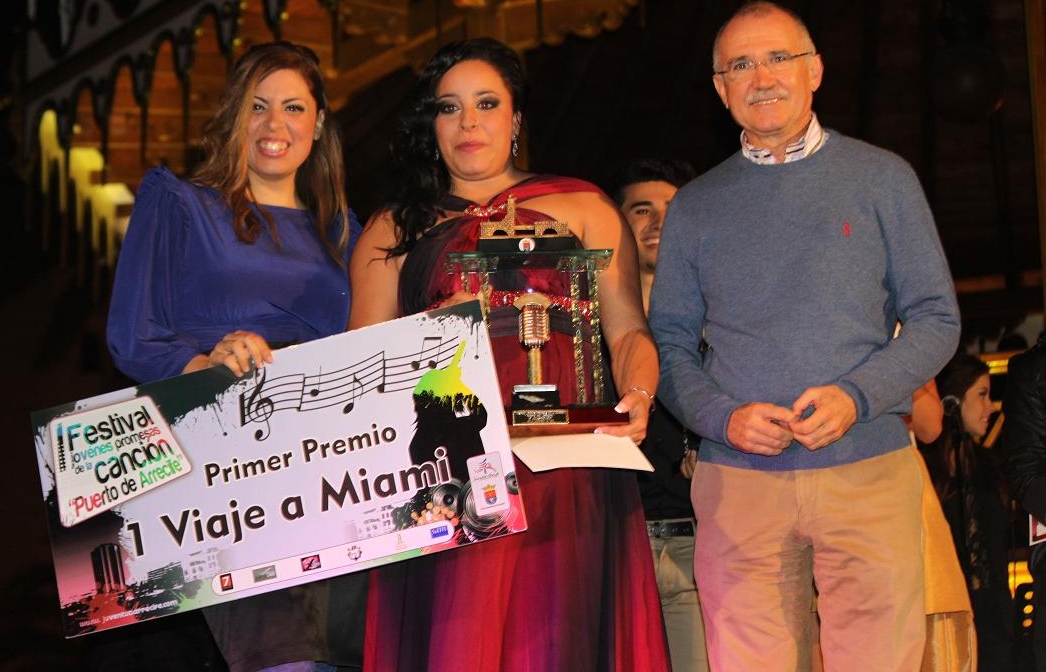 Almudena Hernández (en el centro), junto a Saray, ex concursante de OT, y el alcalde Cándido Reguera.