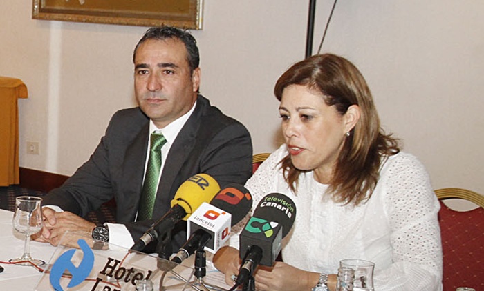 Ángel Vázquez y Ástrid Pérez llevan adelante las negociaciones con los alcaldes de Haría y Tinajo