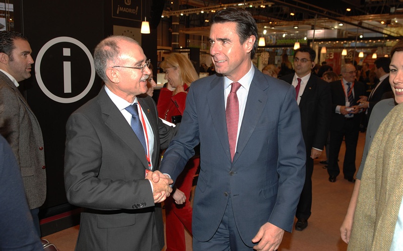 El alcalde de Arrecife, saluda al ministro de Turismo, José Manuel Soria, este jueves en la FITUR