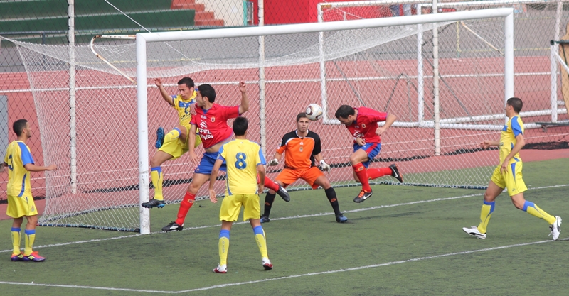 Momento en el que David Dorta remata de cabeza, marcando el gol del 1-0 para la UD Lanzarote.