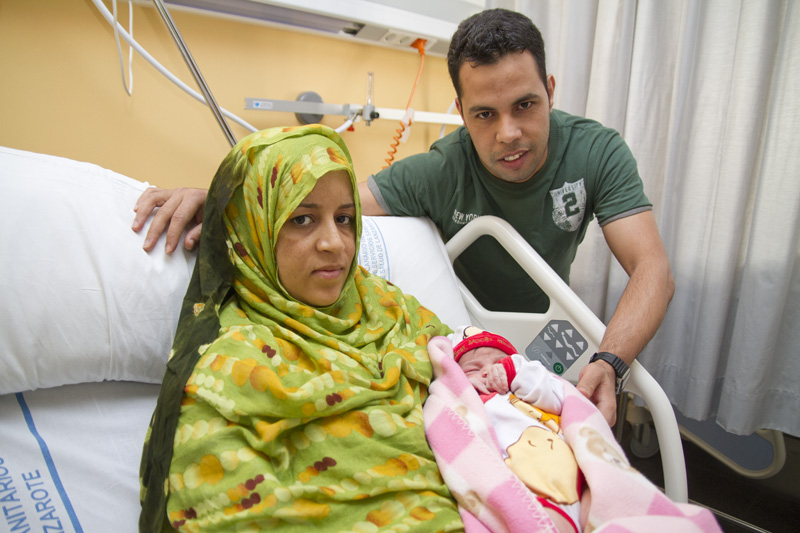 El primer bebé nacido en Lanzarote en 2012, con sus padres.