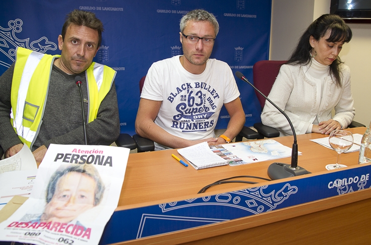 El hijo de la mujer desaparecida (en el centro), junto a un representante de los servicios de Emergencia y la portavoz de la familia.