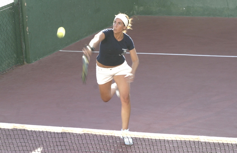 Una jugadora de pádel, en una de las pistas privadas de la isla.