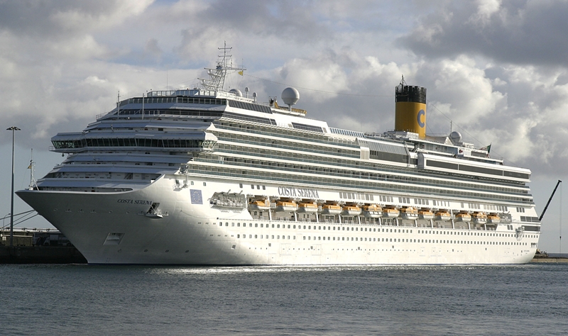 El Costa Serena, en una de sus escalas en Lanzarote.