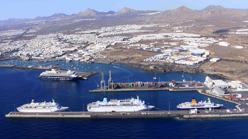 Coincidencia de tres cruceros en Arrecife, dos en Los Mármoles y uno en el nuevo muelle de Naos, el 2 de diciembre de 2011.