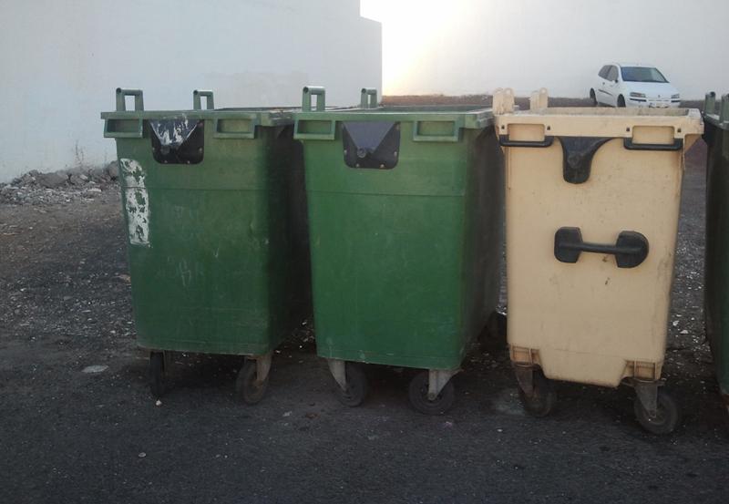 Contenedores situados al final de la calle Filipinas del barrio arrecifeño de Altavista.