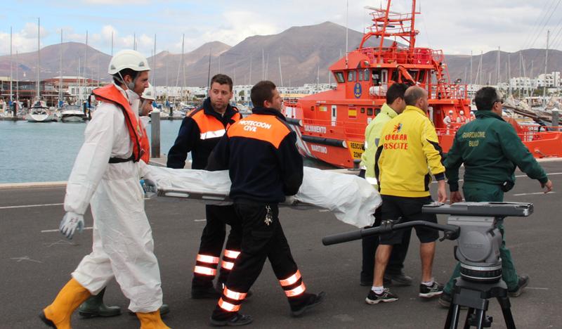 El cuerpo sin vida del submarinista es desembarcado en Marina Rubicón.
