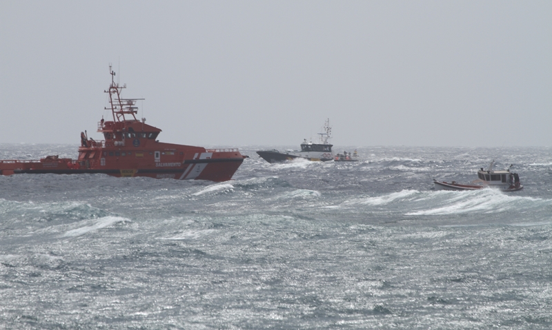 Las embarcaciones de rescate, en la zona donde fue hallado el barco hundido.