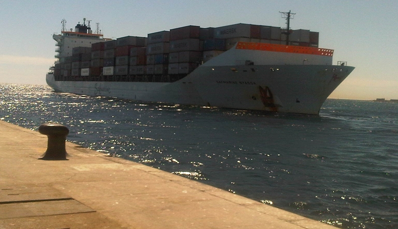 El carguero del que tuvo que ser evacuado uno de sus tripulantes, en el muelle de Arrecife.