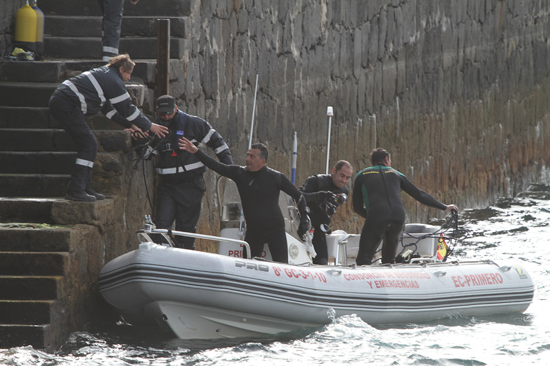 Los buzos del GEAS, en la tarde del lunes, preparándose para la última inmersión del día