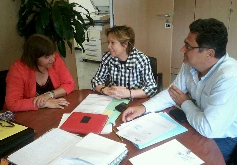 Gladys Acuña, Francisca Luengo y un técnico municipal, en la reunión en la sede de la Viceconsejería de Industria.