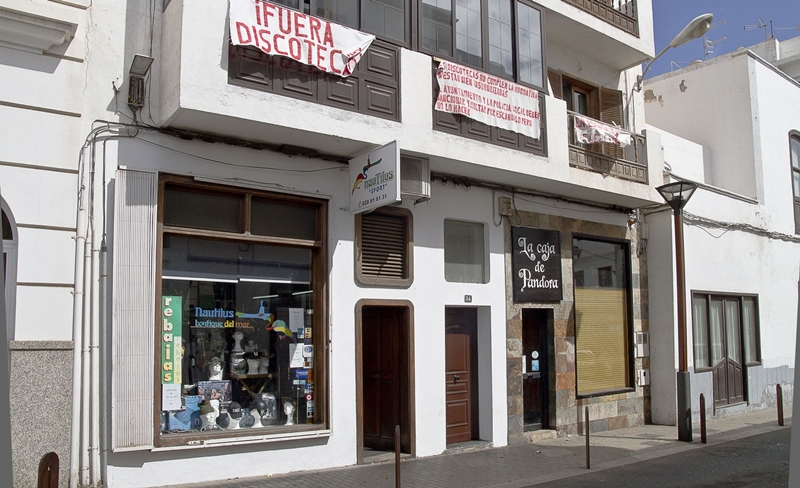 Pancartas de protesta en una vivienda de la calle José Antonio, en Arrecife.