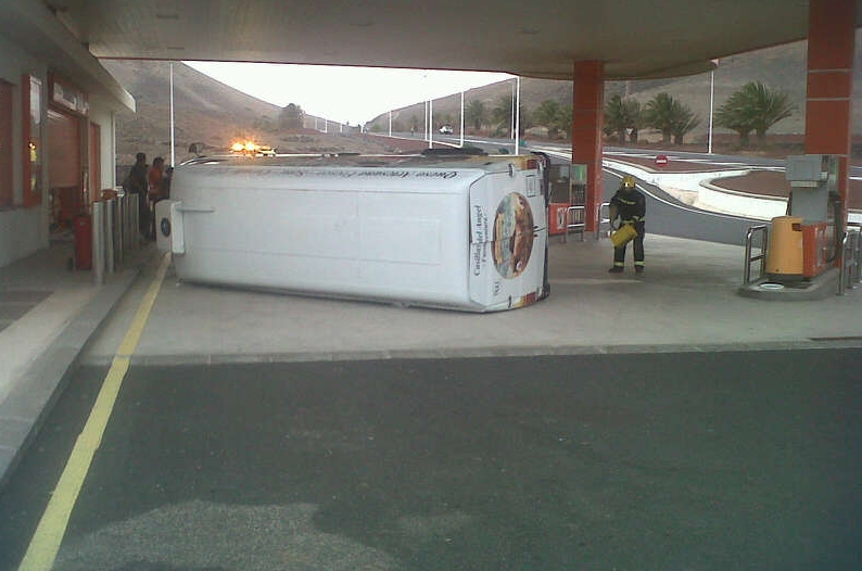 El camión volcado en la gasolinera, este jueves.