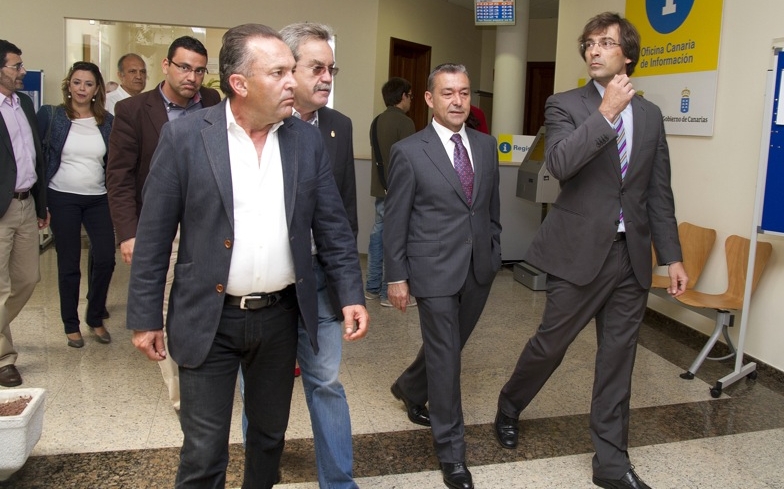 Paulino Rivero entrando al Cabildo, este lunes, junto a Machín, Torres Stinga, San Ginés y demás autoridades insulares y municipales.