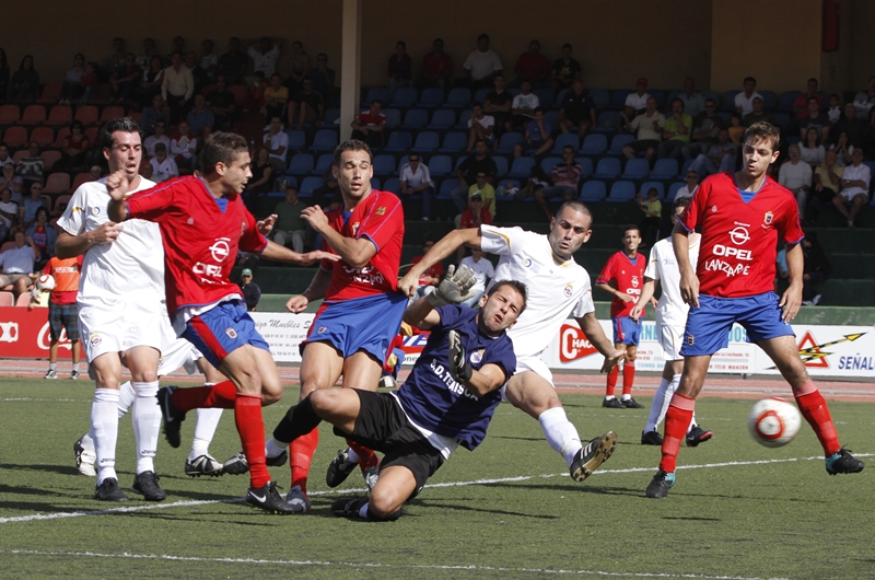 Una imagen del partido de ida entre la UD Lanzarote y el Tenisca, disputado en diciembre pasado en la Ciudad Deportiva