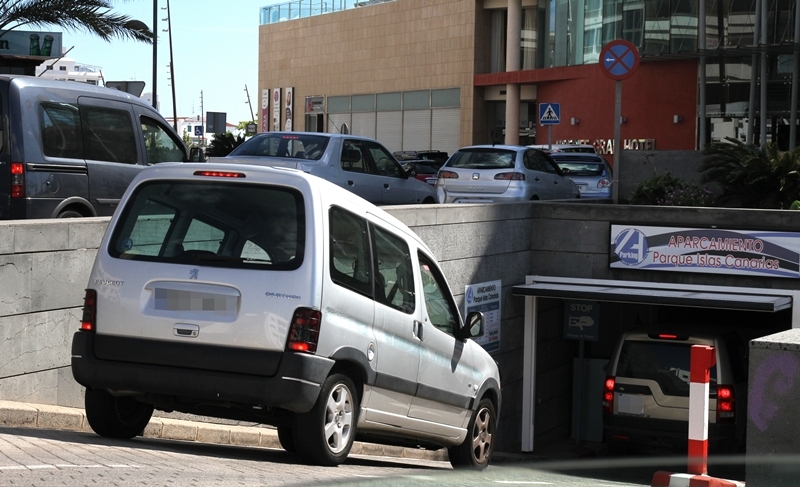 Entrada del parking Islas Canarias.