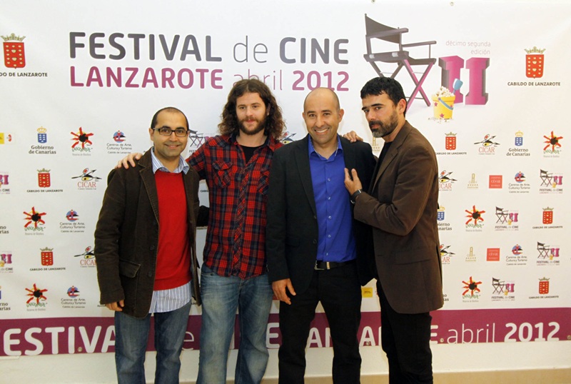 Los cineastas premiados y el director del Festival, Ismael Curbelo