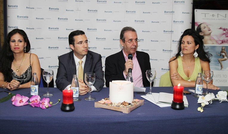 El director general de Distribuciones Islas Canarias, Juan Miguel Gutiérrez, se dirige a los presentes durante el acto de presentación.