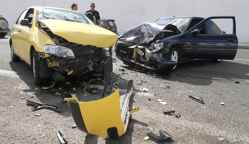Estado en el que quedaron los dos coches tras el accidente.