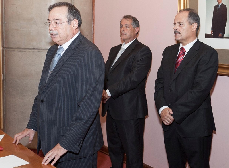 El consejero de Obras Públicas, Domingo Berriel (a la izquierda), y a su espalda, el viceconsejero de Política Territorial, el lanzaroteño Mario Pérez