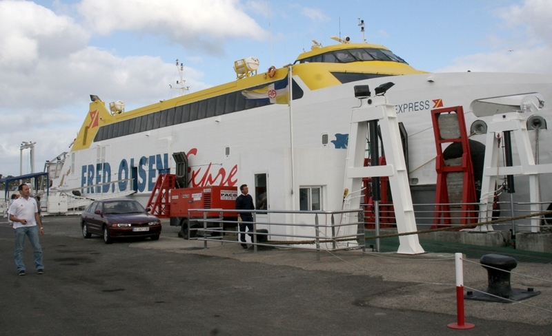 El barco de Fred Olsen, atracado en el puerto de Playa Blanca.