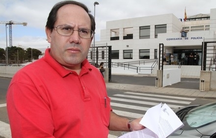 José Morales, frente a la Comisaría de Arrecife.