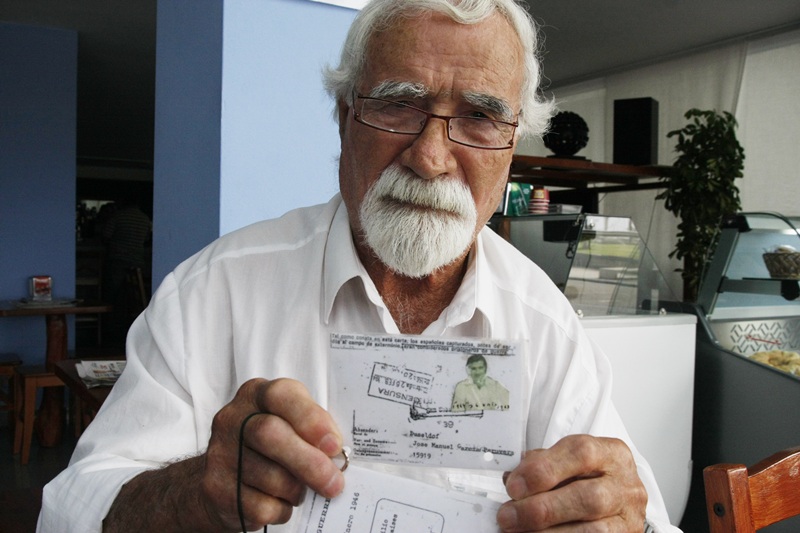 Agentes de la Policía Judicial retirándose del Ayuntamiento de Arrecife, el pasado martes.