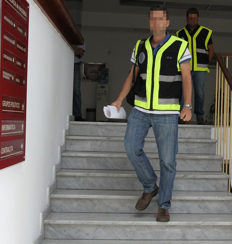 Agentes de la Policía Judicial, retirándose del Ayuntamiento de Arrecife, este pasado martes.