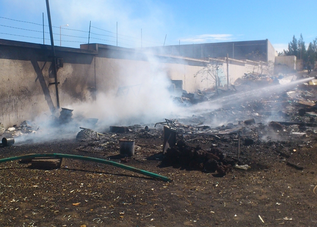 El incendio en el solar, a punto de ser extinguido.