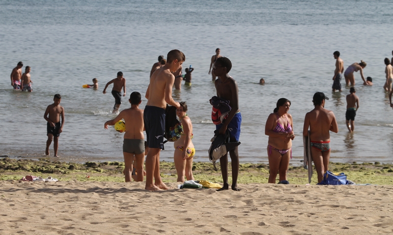 Bañistas en la playa de El Reducto de Arrecife.