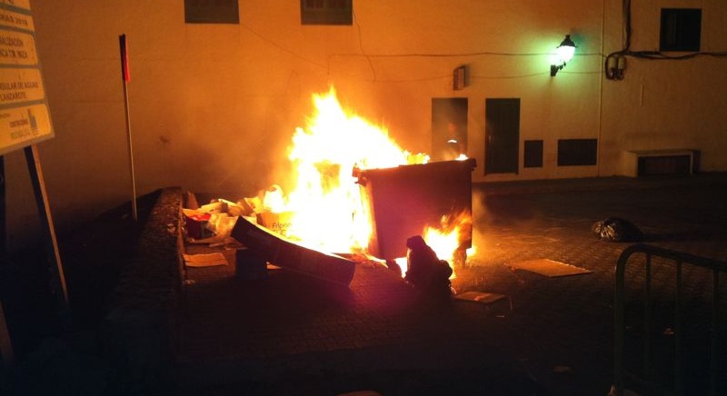 Contenedores ardiendo en Playa Blanca, en la madrugada de este domingo.