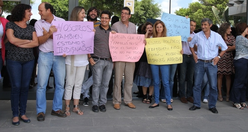 Protesta de los empleados judiciales a las puertas de los Tribunales de Arrecife, este viernes.