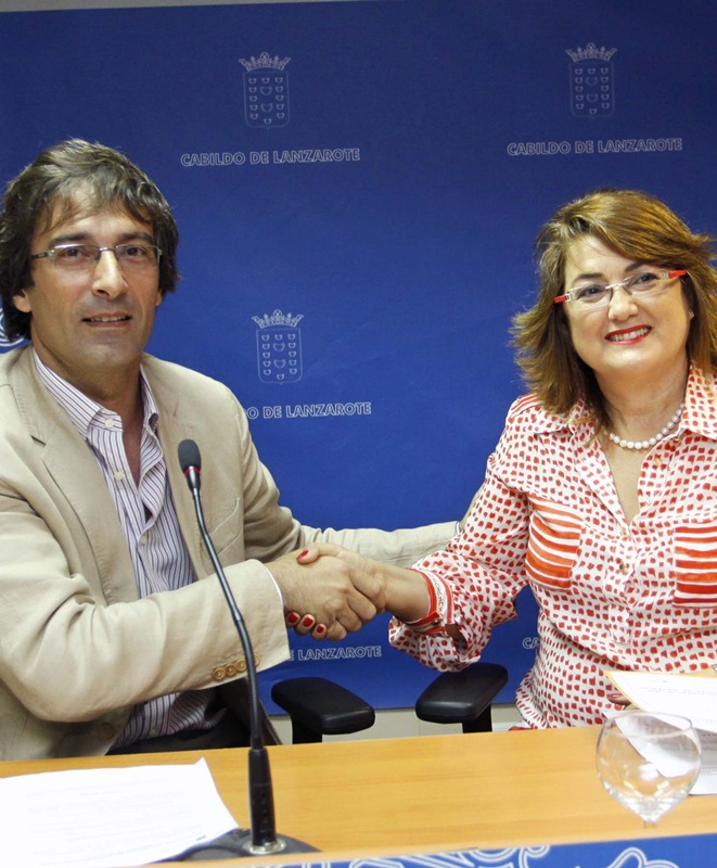 Pedro San Ginés y Esther Cabrera, tras la firma del convenio.