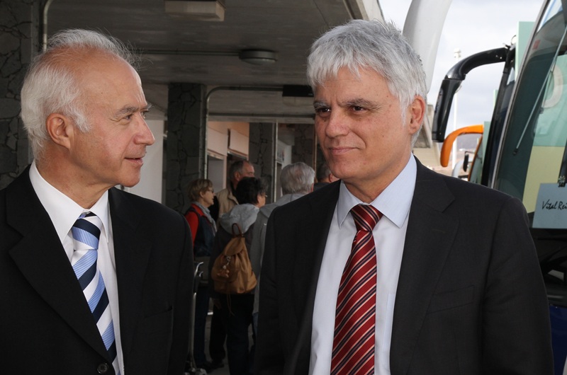 José Miguel Pérez, en una de sus últimas visitas a Lanzarote, junto al coordinador de la gestora del PSOE insular, Orlando Suárez.