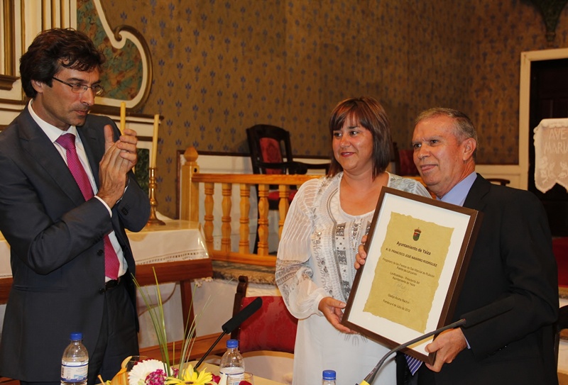 El pregonero, Francisco José Navarro, recibió un diploma de manos de la alcaldesa de Yaiza, Gladys Acuña