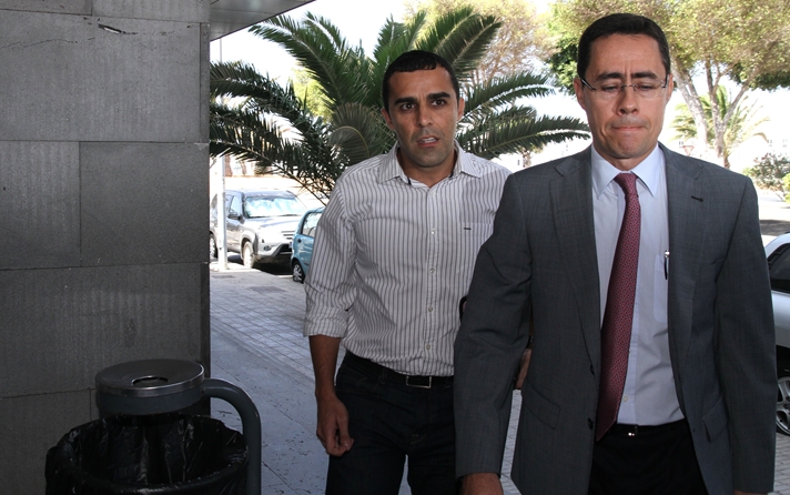 José Montelongo (a la izquierda), a las puertas de Tribunales, este miércoles.