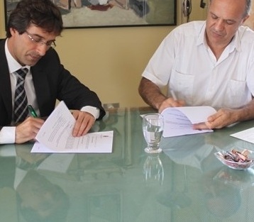 San Ginés y Fajardo Feo firmando el convenio, este martes.