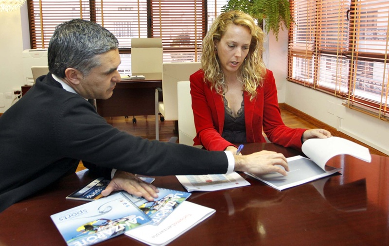 El gerente del Patronato de Turismo, Héctor Fernández, y la consejera Carmen Steinert.