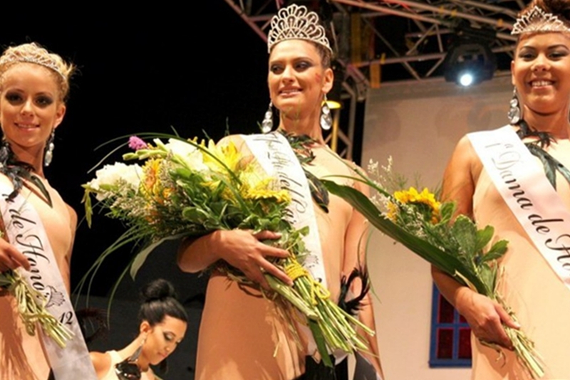 Miss Puerto del Carmen 2012 (en el centro), junto a las Damas de Honor.