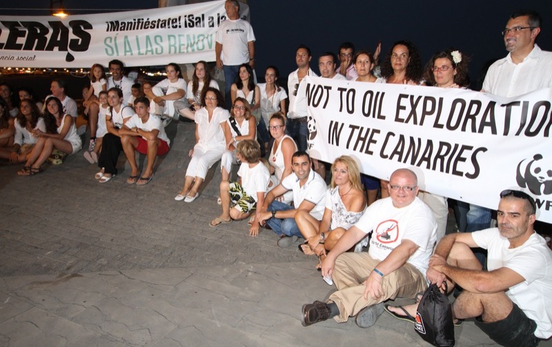 Algunos de los manifestantes, delante de la playa de Los Pocillos.