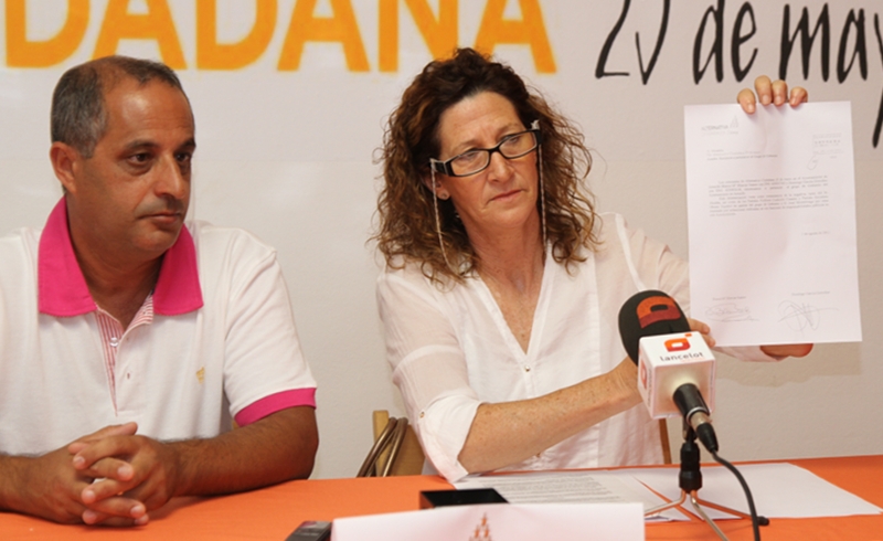 Domingo García y Blanca Blancas, concejales de AC en Arrecife, durante la rueda de prensa de este miércoles.