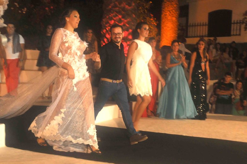 Noemí Merino, junto al diseñador Oswaldo Machín y otra modelo.