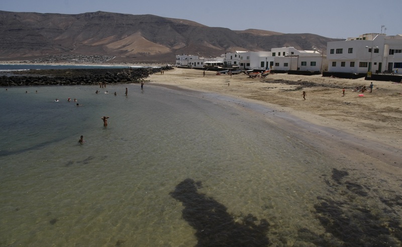 Vista de Caleta de Famara, desde el muelle.