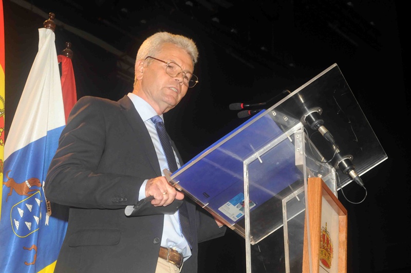 Tito Perera, leyendo su pregón.