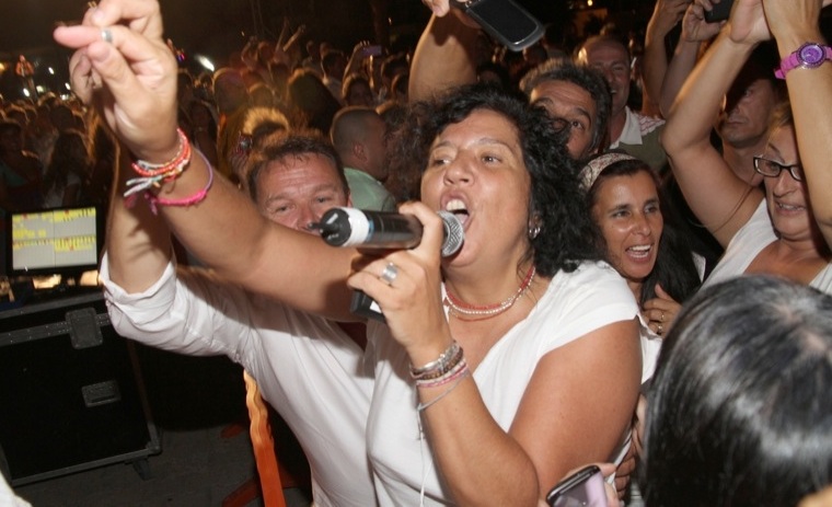 Rosana, cantando entre el público, en la plaza Yugoslavia de Puerto del Carmen.