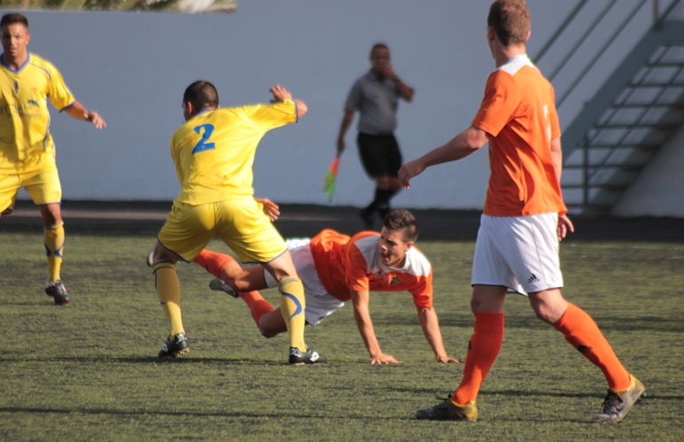 Un momento del partido entre el Atlético Tiense y Los Vélez.