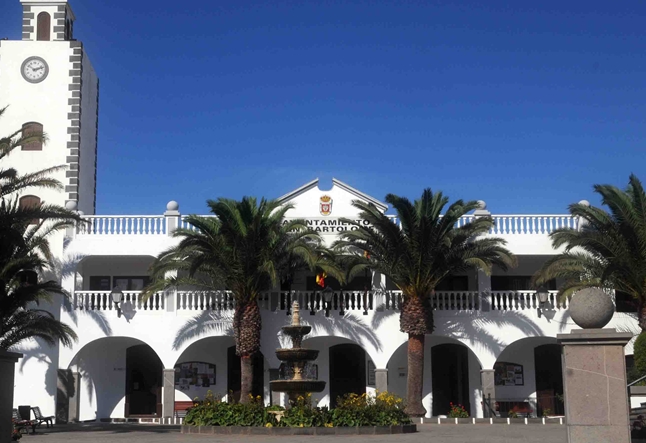 Fachada del Ayuntamiento de San Bartolomé.