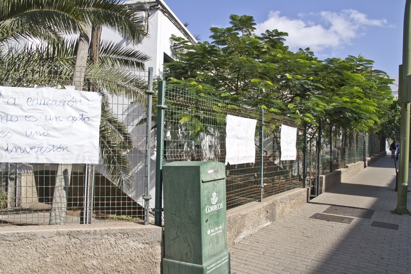 Carteles de protesta delante de las viviendas ocupadas del colegio de La Destila.