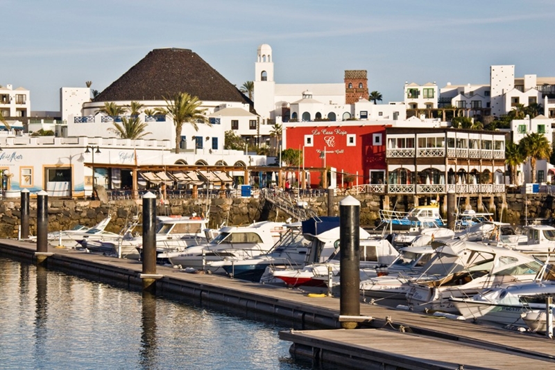 El hotel Volcán Lanzarote, junto al puerto deportivo Marina Rubicón